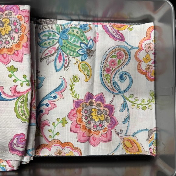 Set of 8 Dinner Napkins - Picture 3 of 3